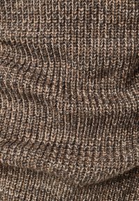 Braun- und beige Wolle mit einem engen Rippstrickmuster, das Textur und weiche Falten zeigt.