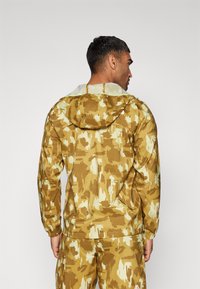The North Face MOUNTAIN ATHLETICS - Windbreakers - amber green