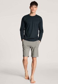 Langsleeve marineblauw shirt, grijze shorts, stoffenmix, aansluitend ontwerp, casual stijl, zonder patronen, met zichtbare zakdetails op het shirt.