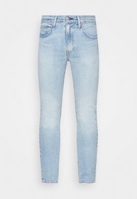 Vaqueros azul claro con corte tapered, hechos de denim. Las características incluyen un diseño clásico de cinco bolsillos y un ligero desgastado en la tela.
