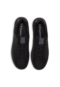 Czarne buty sportowe mają górę wykonaną z gładkiego syntetycznego materiału, zaokrąglony czubek oraz teksturowaną podeszwę z czarnymi sznurowadłami. Naszywka z logo znajduje się na środku języka.