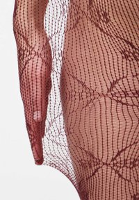 Rødt netstof med diamantformet maske mønster, der viser en glat hudstruktur under, med en sidelomme, der afslører en hånd.