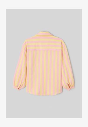 Vue arrière d'une chemise à manches longues avec des rayures verticales et horizontales roses et jaunes, des poignets froncés et un col sur fond gris.
