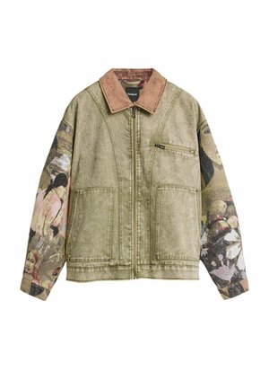 Giacca verde oliva con zip, colletto marrone, tasche frontali e maniche stampate artisticamente con figure umane ed elementi naturali.