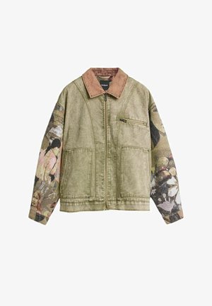 Olivgrüne Zip-Up-Jacke mit braunem Kragen, Fronttaschen und künstlerisch bedruckten Ärmeln mit menschlichen Figuren und Naturelementen.