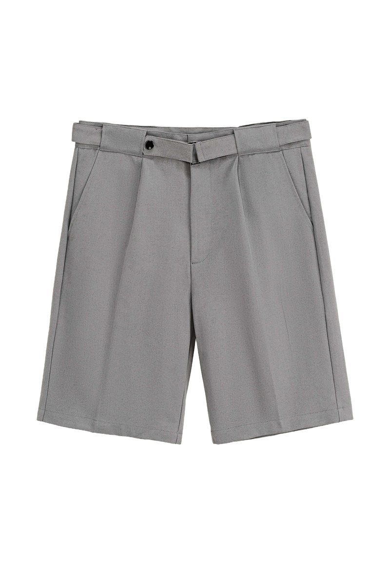 Shorts gris en tissu léger, dotés d'un devant plat, de deux poches latérales, d'une taille avec passants de ceinture et d'une fermeture à un bouton.