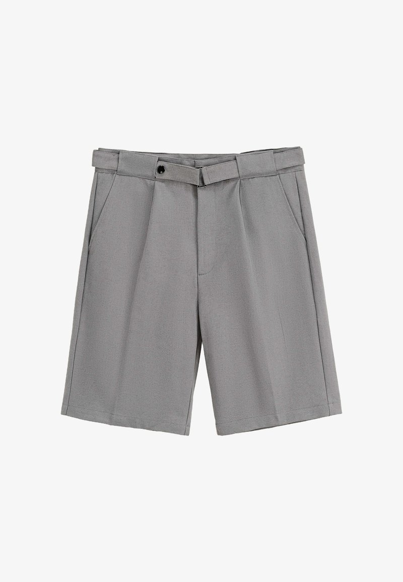 Shorts gris en tissu léger, dotés d'un devant plat, de deux poches latérales, d'une taille avec passants de ceinture et d'une fermeture à un bouton.