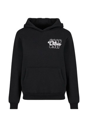 Juodas džemperis, pagamintas iš minkštos medžiagos, turintis priekinę kišenę, įsukamas rankogalis ir apykaklė, su baltu užrašu "Tik geros vibracijos."