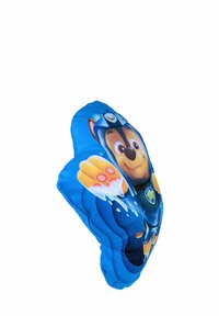 Cuscino di peluche blu a forma di cane dei cartoni animati in uniforme blu. Presenta un'espressione facciale dettagliata e impronte di zampe, con una texture liscia.