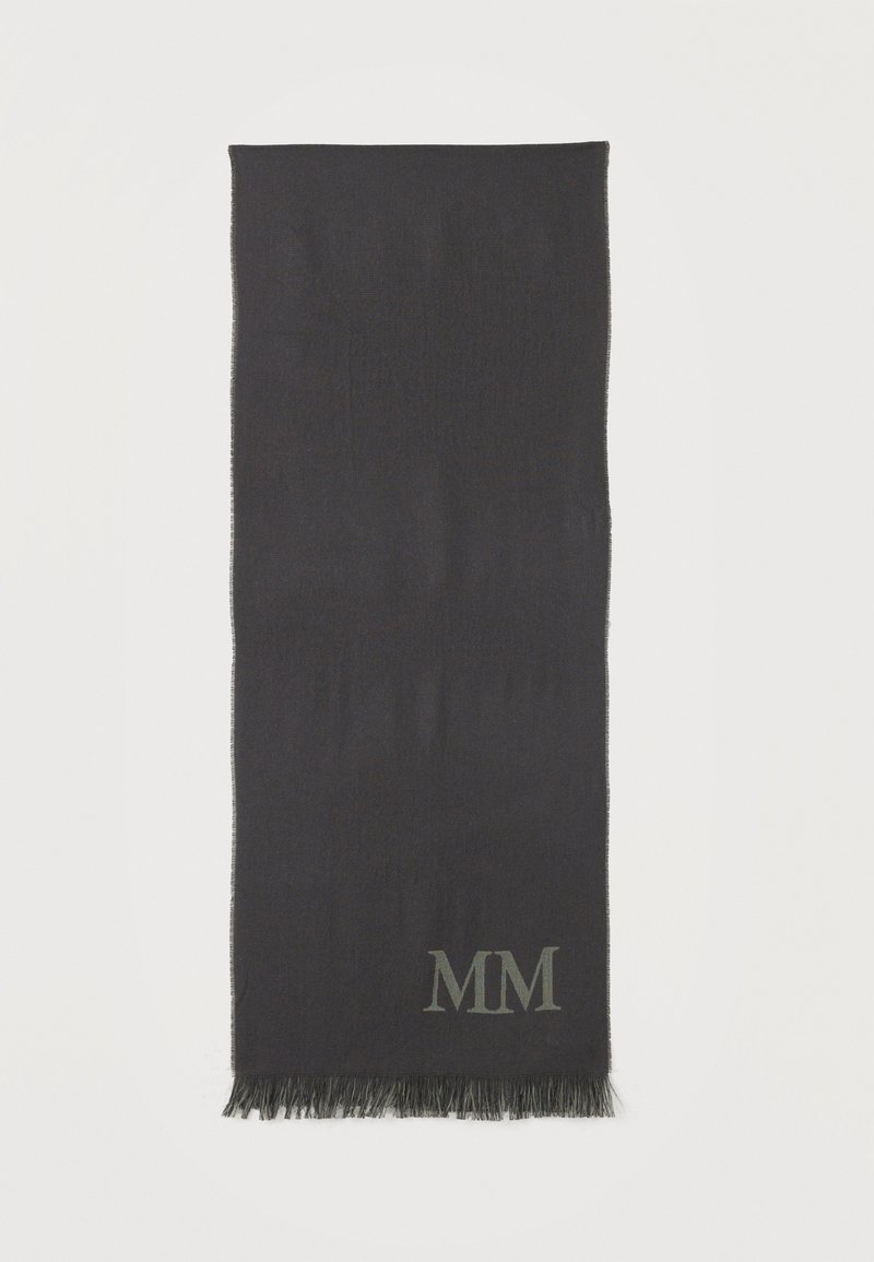 Μαύρο κασκόλ από μαλακό ύφασμα, με κρόσσια στα άκρα και κεντημένο λογότυπο "MM" σε αντίθετο χρώμα στη γωνία στο κάτω μέρος.