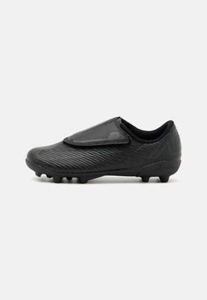 Crampons de football noirs avec un dessus texturé, dotés d'une sangle Velcro pour la fermeture et d'une semelle extérieure à crampons moulés pour une traction optimale.