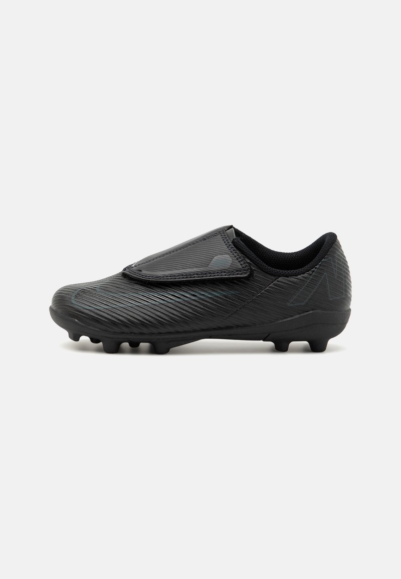 Melnas futbolu kurpes ar teksturētu virsmu, kas aprīkota ar Velcro siksnu aizvēršanai un formētu tapas zoli, lai nodrošinātu saķeri.