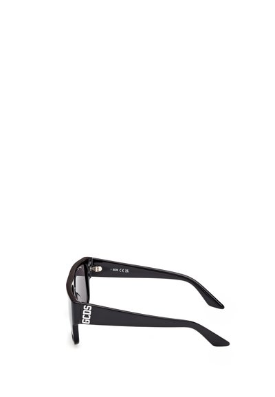 Czarne okulary przeciwsłoneczne z prostokątną oprawą. Zauszniki posiadają logo i są lekko wygięte, z połyskującym wykończeniem i ciemnymi soczewkami.