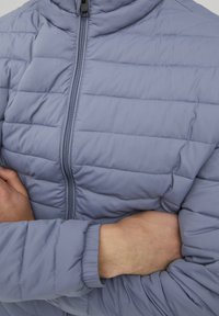 Jack & Jones PREMIUM JJERECYCLE PUFFER COLLAR  - Lagana jakna - flint stone