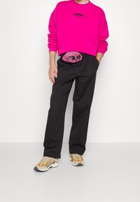 WRSTBHVR Sudadera - pink