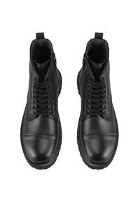 Zwarte leren enkellaarsjes met vetersluiting aan de voorkant, zijritsen en een getextureerde rubberen zool. Gladde afwerking met minimale stikseldetails.