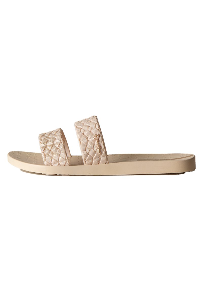 Infradito intrecciati beige chiaro con design a due cinture, suola piatta e soletta testurizzata per comfort e grip.