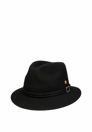 Schwarzer Filz-Fedora-Hut mit eingenähtem Lederband und kleinem rundem Metallemblem an der Seite vor weißem Hintergrund.