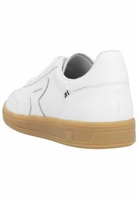 Vita sneakers med en slät syntetisk ovandel, som har en texturerad gummisula och dekorativ sömnad. Sidologga är närvarande.