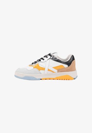 Zapatilla baja blanca con detalles en naranja, negro y beige, cordones negros y suela texturizada sobre fondo blanco.