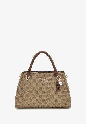 Borsa Guess marrone con motivo, doppi manici, placca con logo frontale e ciondoli portachiavi con marchio associati.