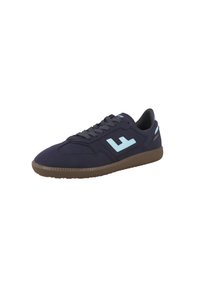 Marineblauwe sneaker van zacht stof, met een lichtblauw logo, grijze veters, een lage profiel en een gestructureerde bruine rubberen zool.