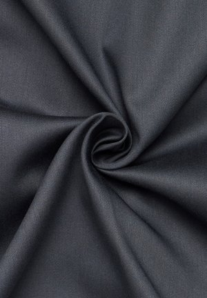 Donkergrijze stof met een gladde textuur, voorzien van een subtiele glans en een fijne diagonale weving. De stof is in een spiraalvorm gedraaid.