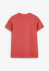 Camiseta roja de manga corta con cuello redondo, fabricada en algodón suave y de un color sólido sin patrones ni acentos. Vista trasera mostrada.