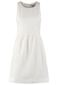 Robe blanche sans manches avec encolure ronde et tissu en dentelle œillets, taille cintrée et jupe évasée.