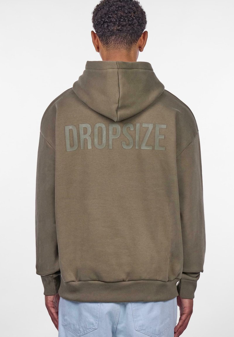 Olivegrüner Kapuzenpullover mit einem großen, hellgrauen "DROPSIZE"-Druck auf der Rückseite. Verfügt über eine Kapuze mit Kordelzug sowie gerippte Bündchen und Saum.