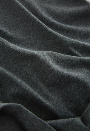 Mörkgrått tyg med en slät textur, som visar mjuka draperingar och subtila nyansvariationer. Inga mönster eller synliga detaljer.