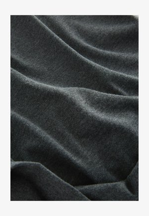 Tmavě šedá látka s hladkým povrchem, vykazující jemné sklady a subtilní variace v odstínu. Žádné vzory ani viditelné detaily hardware.