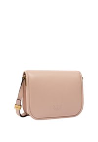 Růžová kožená crossbody taška s klopovým uzávěrem, embosovaným logem, nastavitelným popruhem a zlatými kovovými akcenty. Hladký povrch.