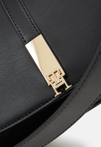 Tommy Hilfiger HERITAGE SADDLE BAG - Käekott - black