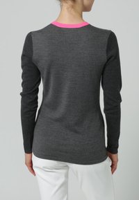 Pull à manches longues gris foncé avec un col rose vif. Confectionné dans un matériau doux, doté d'une coupe ajustée et d'une texture côtelée.