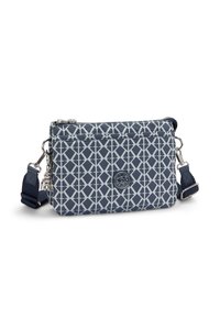 Borsa a tracolla blu navy con un motivo geometrico bianco, dotata di chiusura a zip, tracolla regolabile e un accento con logo circolare. Realizzata in materiale resistente.