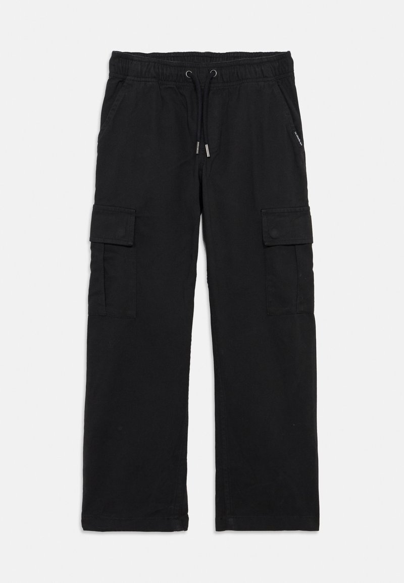 Pantalon cargo noir avec taille élastique, cordon, poches latérales et poches à rabat avec bouton-pression sur chaque cuisse, posé à plat sur fond blanc.