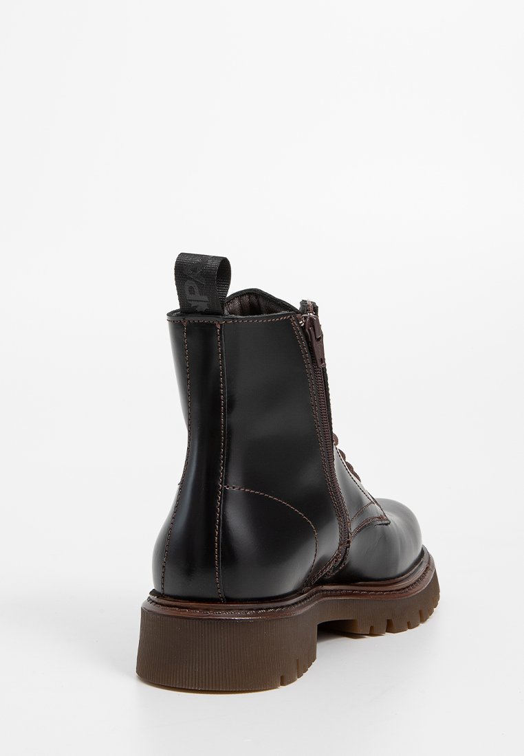 Schwarze Lederstiefeletten mit glatter Oberfläche, seitlichem Reißverschluss und stabilen braunen Gummisohlen mit strukturiertem Profil.