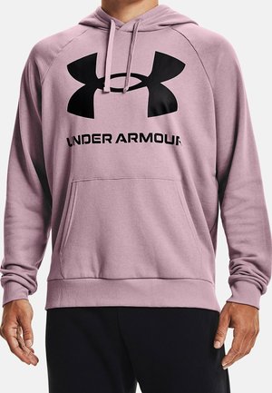 Paarse hoodie met een zwart Under Armour-logo en tekst. Heeft een voorzak, een capuchon met trekkoord en ribgebreide manchetten en zoom. Zachte stof.