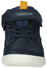 Sneaker in camoscio blu navy con suola in gomma bianca, chiusura con lacci e strap in velcro, con linguetta in rete testurizzata e dettagli logo.