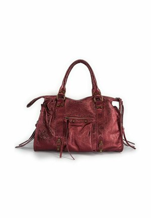 Sac à main en simili cuir métallique rouge avec deux poignées supérieures, compartiment zippé, poche avant et accents frangés. Texture lisse, design spacieux.