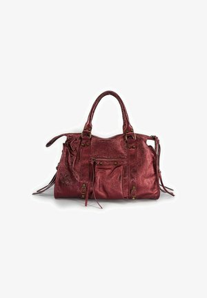 Sac à main en simili cuir métallique rouge avec deux poignées supérieures, compartiment zippé, poche avant et accents frangés. Texture lisse, design spacieux.