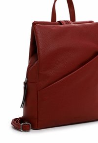 Rote Lederhandtasche mit strukturiertem Design, versehen mit einem umklappbaren Deckel, strukturierten Oberfläche, diagonalem Steppnähte und einer seitlichen Reißverschlusstasche.