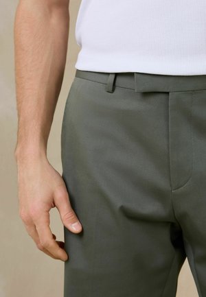Next, REGULAR FIT - PLEATED SMART CHINO SHORTS . - Shorts - sage green
