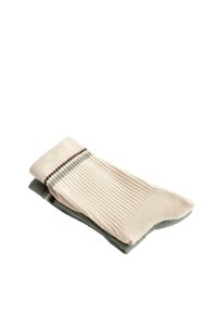 Dve pari rebrastih nogavic na sredini noge, ene kremne s rjavimi in sivimi črtami, druge sive, zložene in zložene na belem ozadju.