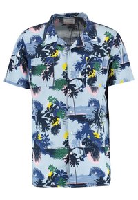 Kurzarmhemd aus hellblauem Stoff mit einem tropischen Muster, das grüne Blätter, gelbe und rosa Blumen sowie eine aufgesetzte Tasche zeigt.