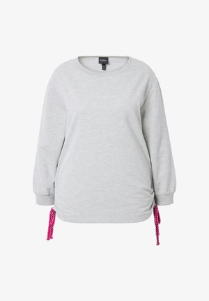Sweatshirt gris à manches longues, col rond et cordons de serrage rose sur les côtés pour un ajustement. Tissu doux et texturé.