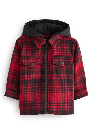Röd och svart rutigt jacka med dragkedja framtill, två bröstfickor med knäppningar och en svart huva. Mjuk, texturerad material.