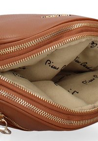 Borsa a zipper in pelle marrone con hardware dorato. L'interno presenta una fodera in tessuto beige e un logo stampato. Forma strutturata, texture liscia.