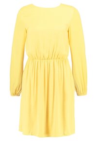 Vestido amarillo de manga larga con escote redondo y cintura elástica, que presenta una textura de tela suave y un corte relajado.